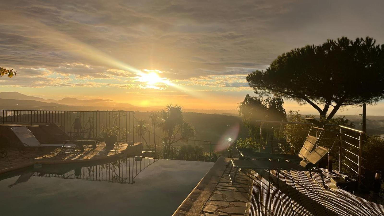 Aux Balcons du Riou avec vue mer 180 degrés Vence Extérieur photo